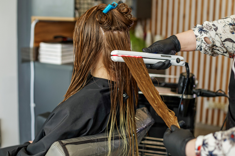 מחיר החלקה – מהי החלקת שיער משי וכמה יעלה לנו להחליק את השיער בשיטה זו?